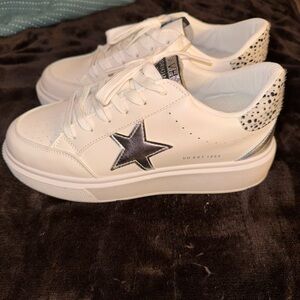 New Vintage Havana Size 8 Lexa white silver cheetah shoes